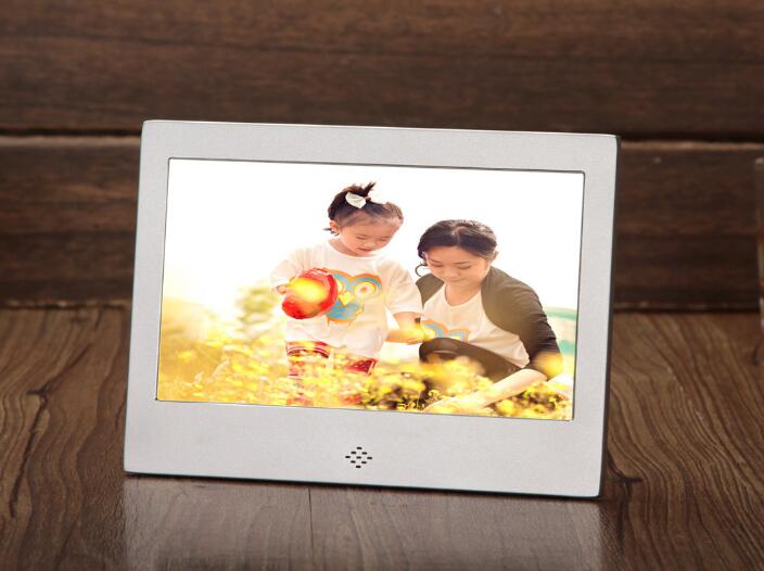 7 inch Metalen LED Digitale Fotolijst Video Muziek Kalender Klok Speler 1024x600 Resolutie met Afstandsbediening: slivery / ons aansluiten