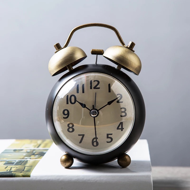 Reloj despertador sencillo Retro de Metal, reloj con luz de noche para dormitorio silencioso para estudiantes, adorno moderno para sala de estar, reloj de mesa luminoso