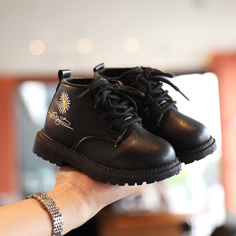 Babystövlar för pojkar flickor korta stövlar barn mjukt läderunderdel sneakers barn höst vinterskor