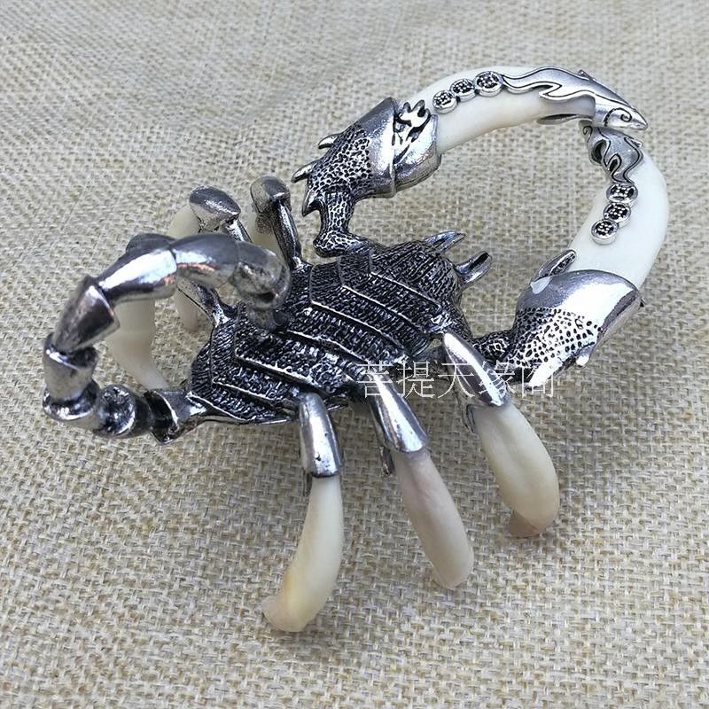 China White copper Scorpion inlay dog teeth decorate Statue