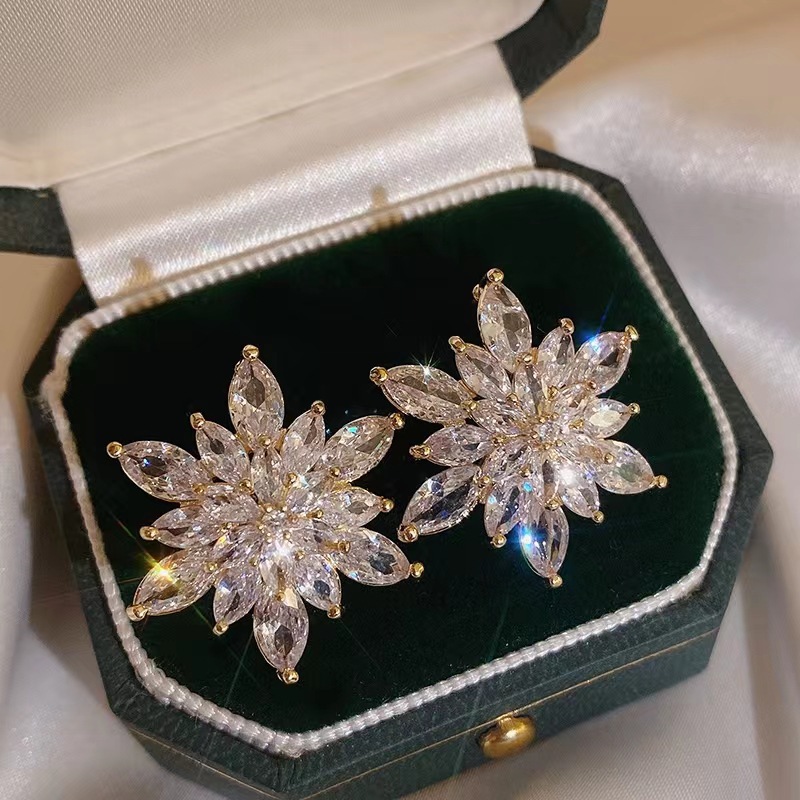 Luxe zilverkleurige oorbellen met grote plant en glinsterende zirkonia steentjes, geschikt voor dames, koreaanse oorbellen.: Blauw verzinkt