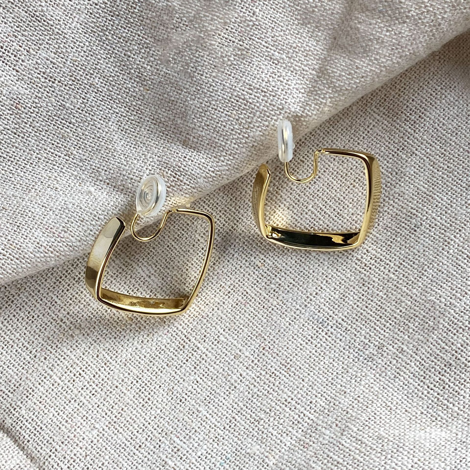 WENHQ Neue Geometrische Gold Farbe Clip auf Ohrringe Keine Durchbohrten Quadratische bilden ErkläSprosse Hypoallergen Manschette Ohrringe: Moskito Spule Clip
