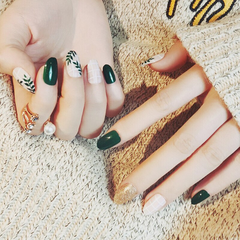 Eenvoudige 24 Stks/set Rode Gradiënt Jump Kleur Afgewerkt Nep Nagels Korte Size Volledige Nail Tips Patch Lady Art Tool: Beige