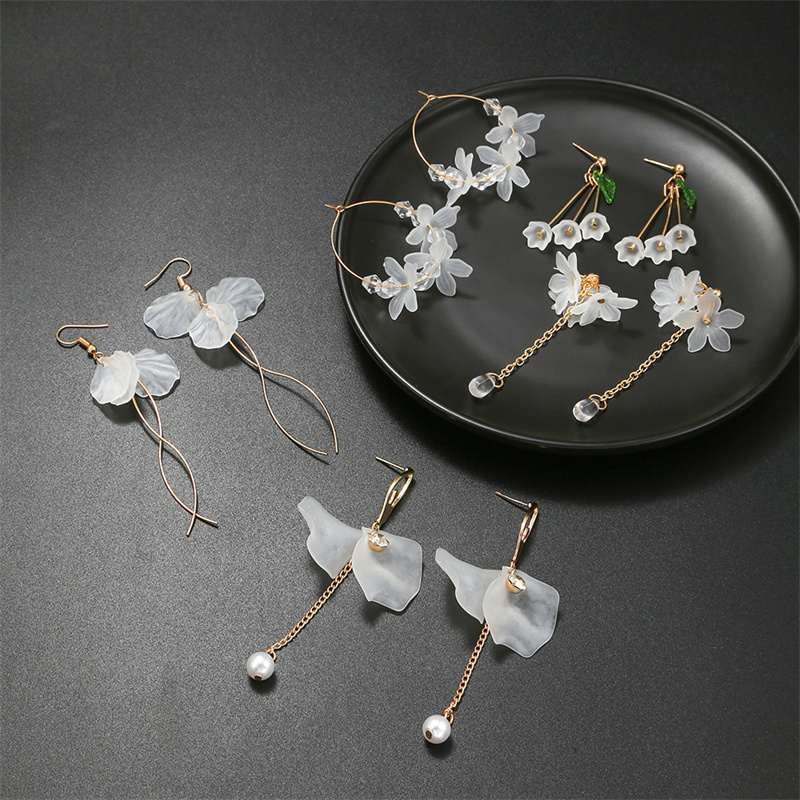 Boucles d'oreilles pendantes en acrylique à fleurs blanches pour femmes, coréenne, longues pampilles en cristal, bijoux de fête de mariage pour filles