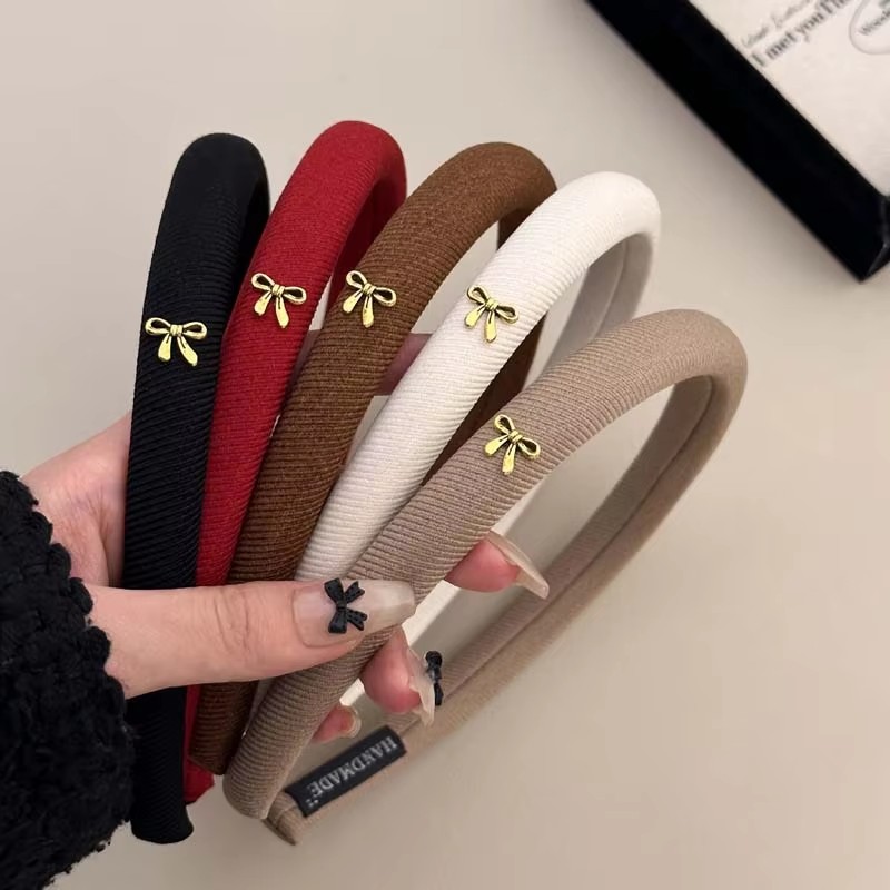 Una diadema con lazo simple y retro, un accesorio para el cabello versátil y de alta gama para la parte superior de la cabeza.