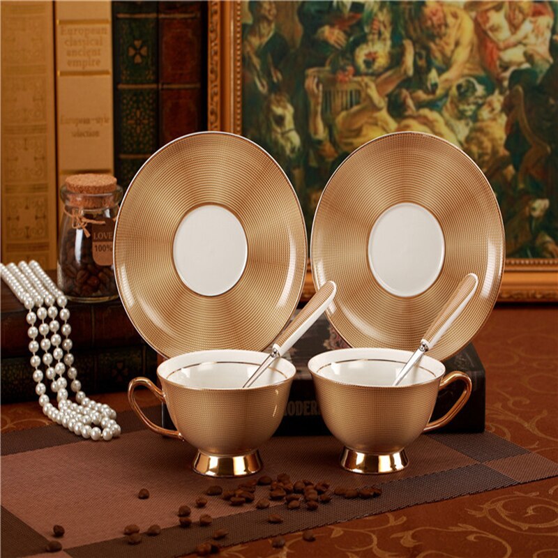Guld lyx keramik kopp och tefat kungligt porslin enkla te uppsättningar moderna kaffekoppar tazas para café kök drinkware