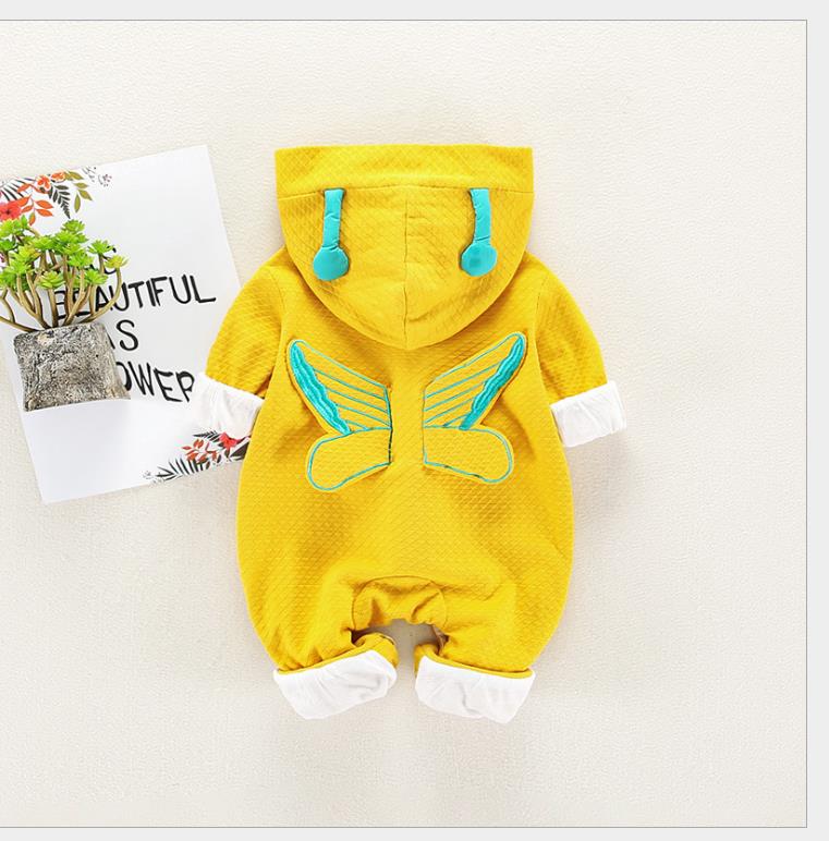 A borboleta da menina tem um casaco mais grosso