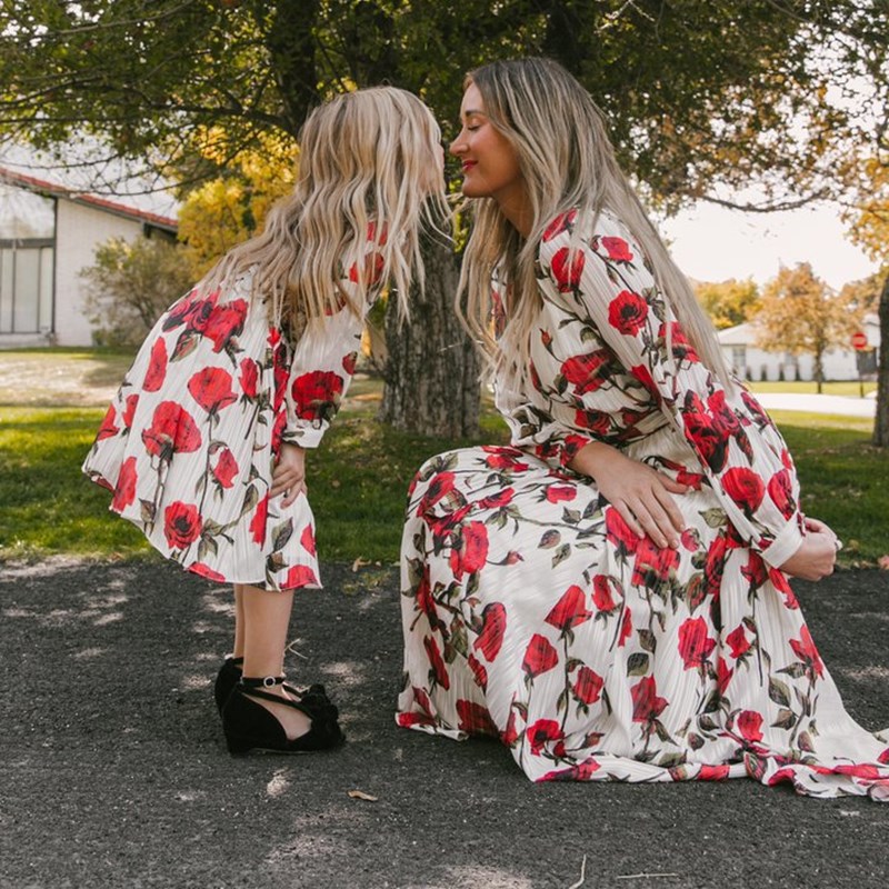 Moeder- en dochterjurk met lange mouwen en bloemenprint, bijpassende familieoutfits, outfits voor het hele gezin, mama-en-dochterjurken voor meisjes.