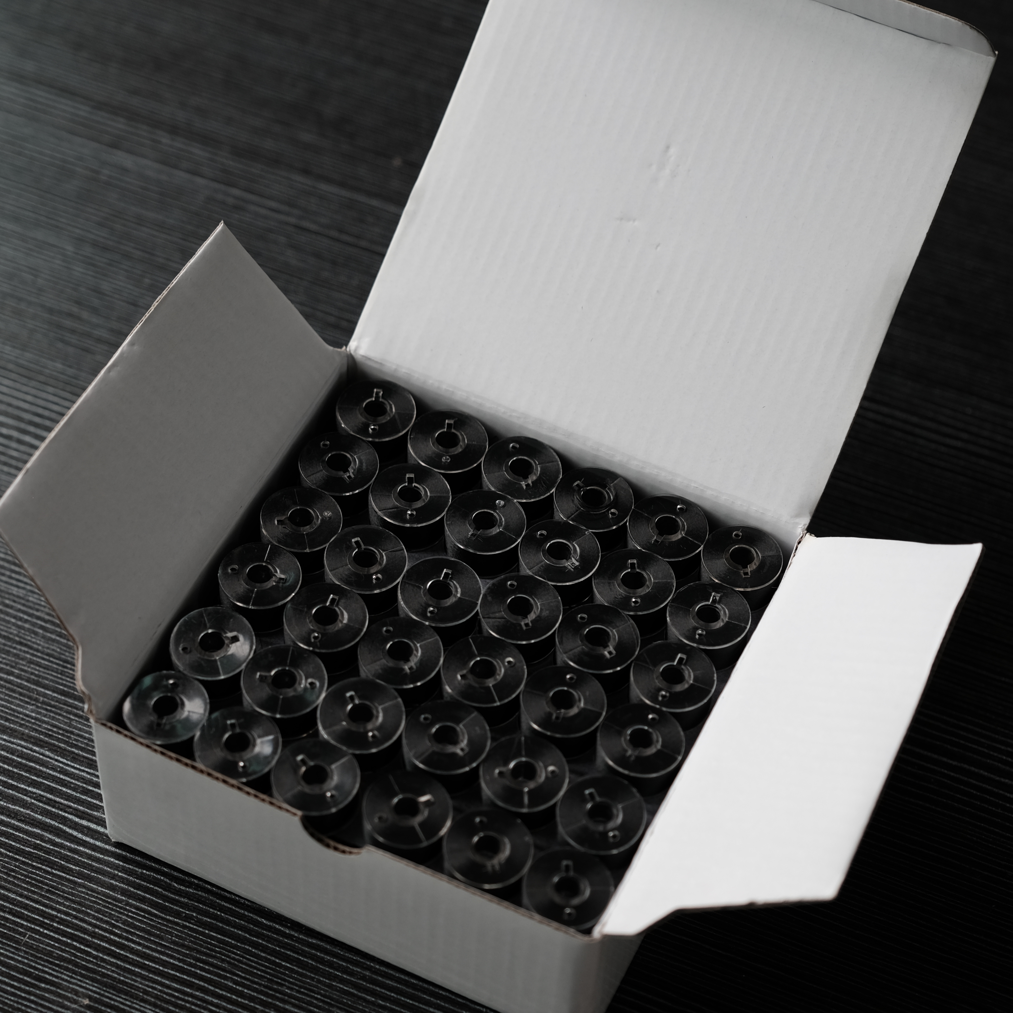 Style A Class 15 Plastic Sided Prewound Bobbin Thread 144Pcs 60WT Polyester 75D/2 120Mts Brother Singer Pfaff Embroidery Machine: silver