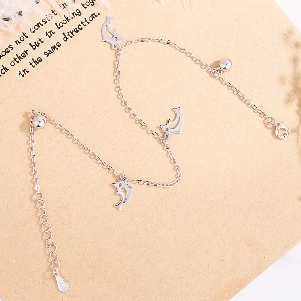 Delfin-fußkettchen mit glöckchen und kette, ideal für damen, perfekt für den sommer am strand oder barfuß. 925- reihige sterlingsilber-ketten.
