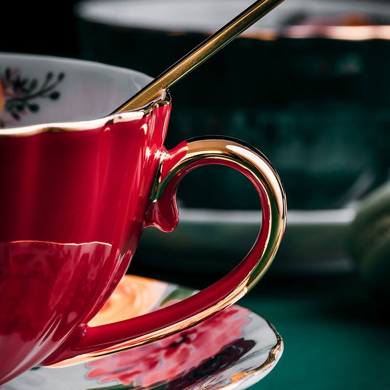 Wourmth-Juego de tazas y platillos de café de lujo europeo, tazas de té de flores Retro con borde dorado, cerámica, de boda para parejas