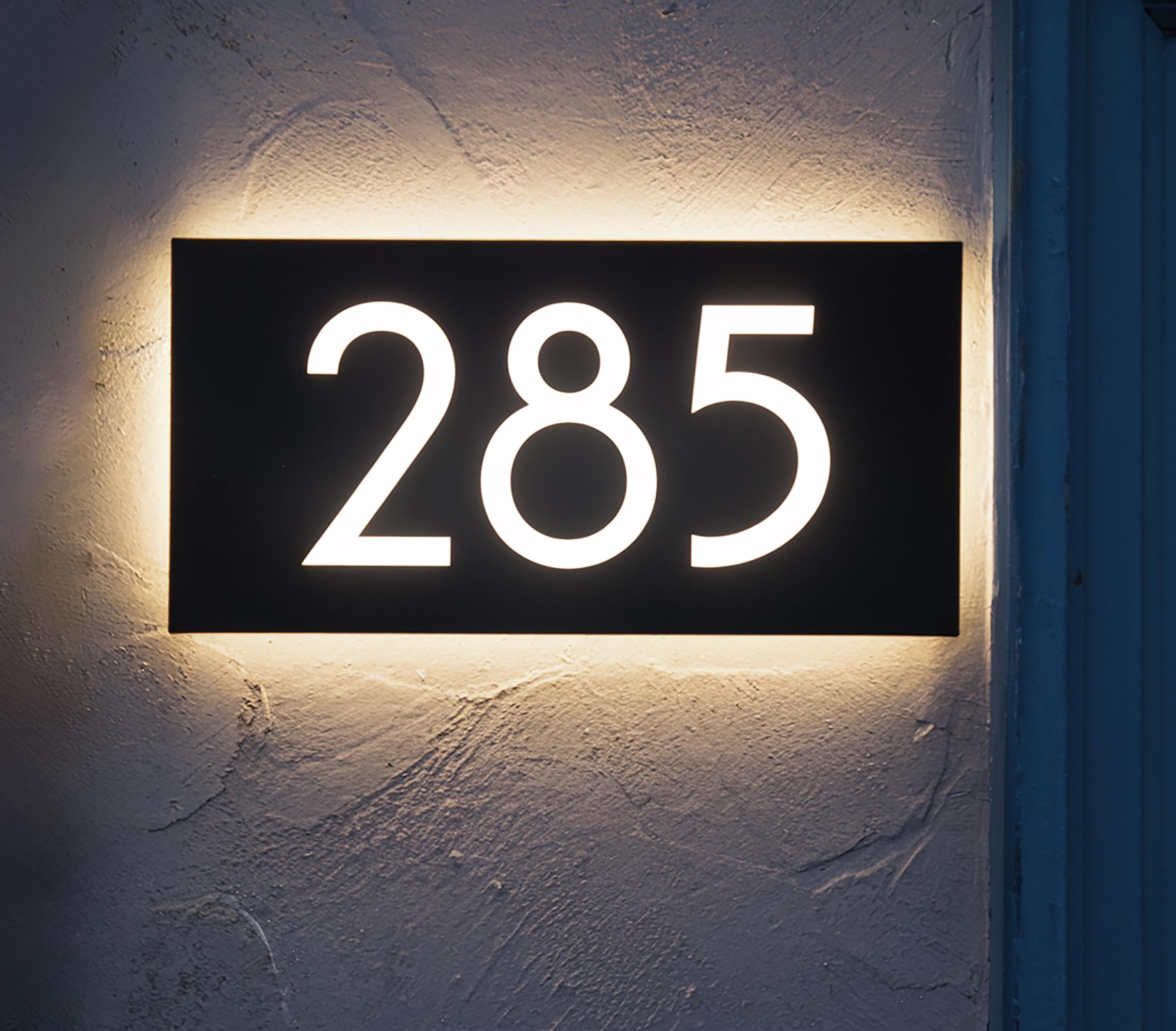 Anpassbares Hausnummernschild mit LED-Licht, modernes beleuchtetes Adressschild, individuelles Hausnummernschild, hintergrundbeleuchtetes Nummernschild