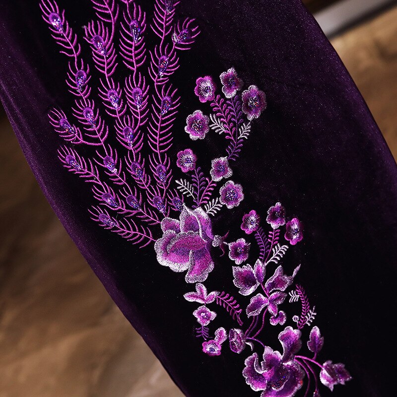 Sheng coco velour lilla cheongsam kjole påfugl blomster broderede høje arkiver lang qipao kinesisk kjole kvinder tøj