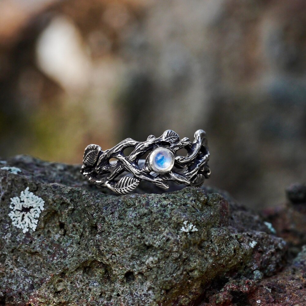 Anillo con incrustaciones de piedra de media luna, rama de oro negro, metal retro, hoja negra teñida, adecuado para y boda