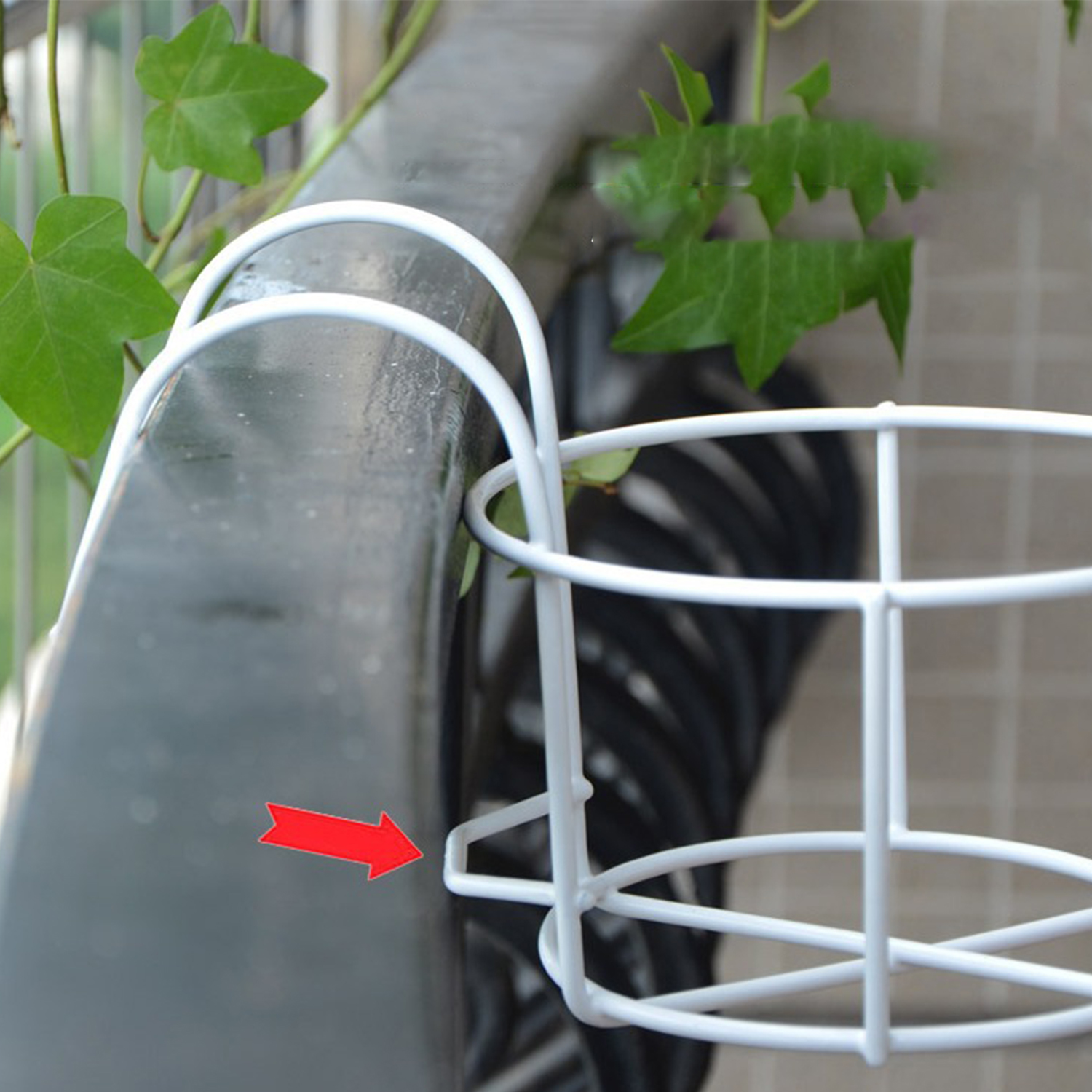 Mur en pot de plantes vertes charnues, balcon fleur T1, conflicence terrasse garde-corps stockage fer T1