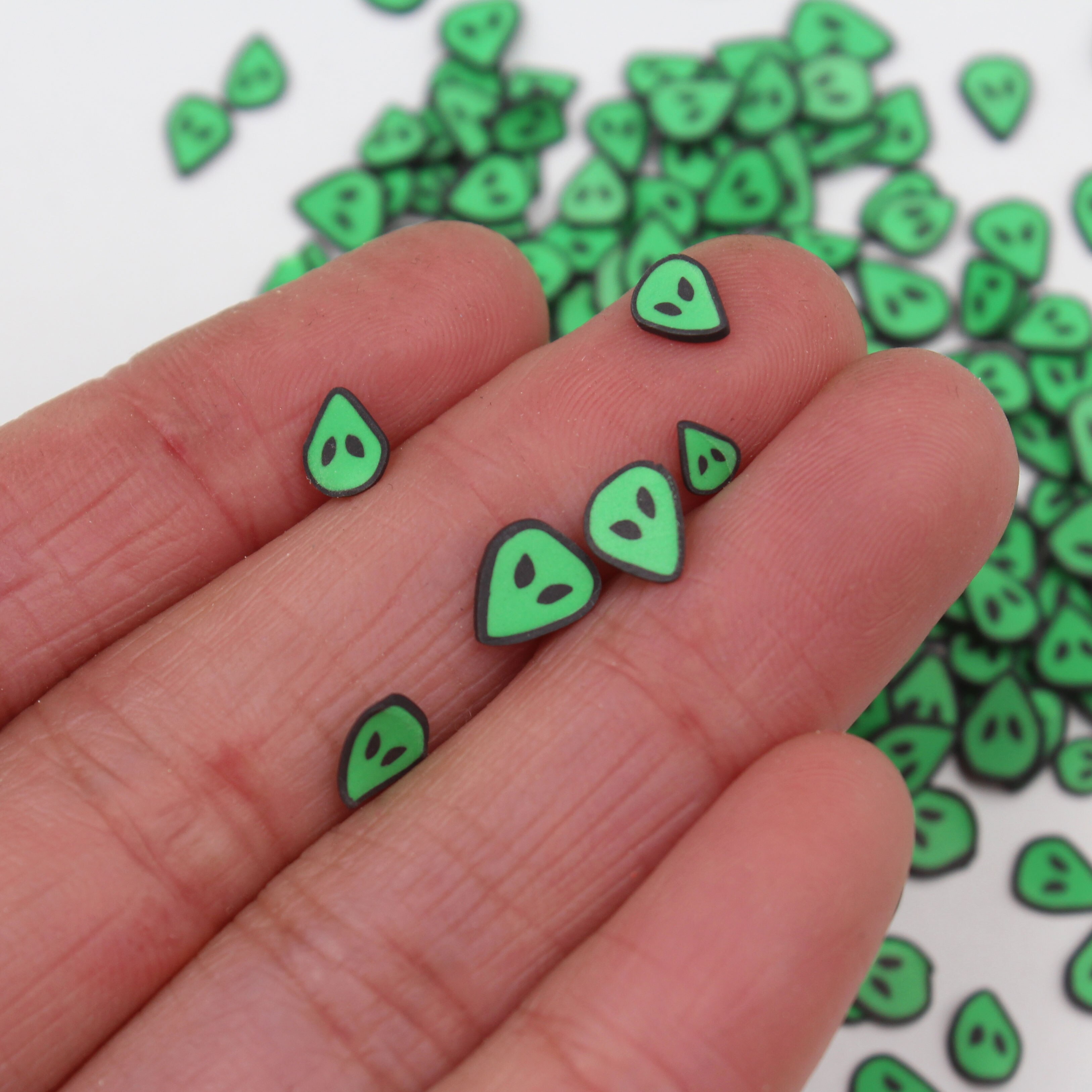 100g/ lot aliens polymeer zachte klei grimas plakjes schotel man sprinkles voor kunst decoratie knutselen vulmiddel accessoires