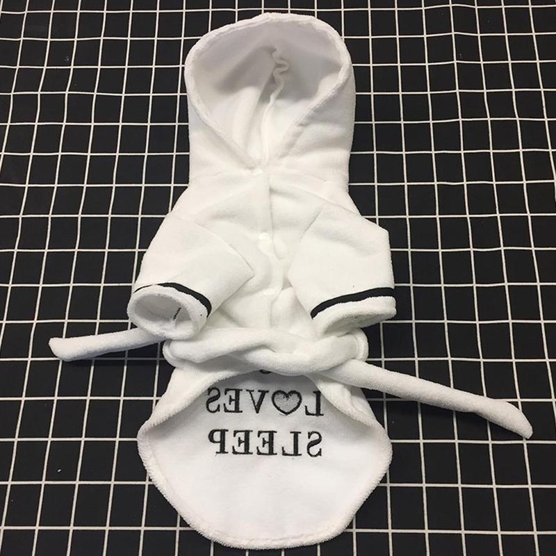 Oso de peluche Bulldog ropa blanca pequeña de lujo Albornoz absorbente letra pijama baño para perros Coral Hoodie producto mascota toalla Thic G1A6