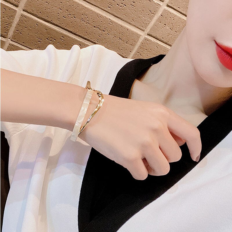 MINHIN Simple White Shellfish Board Bend Metal Overlap Acetic Resin Open Bangle for Women Girls Jewelry