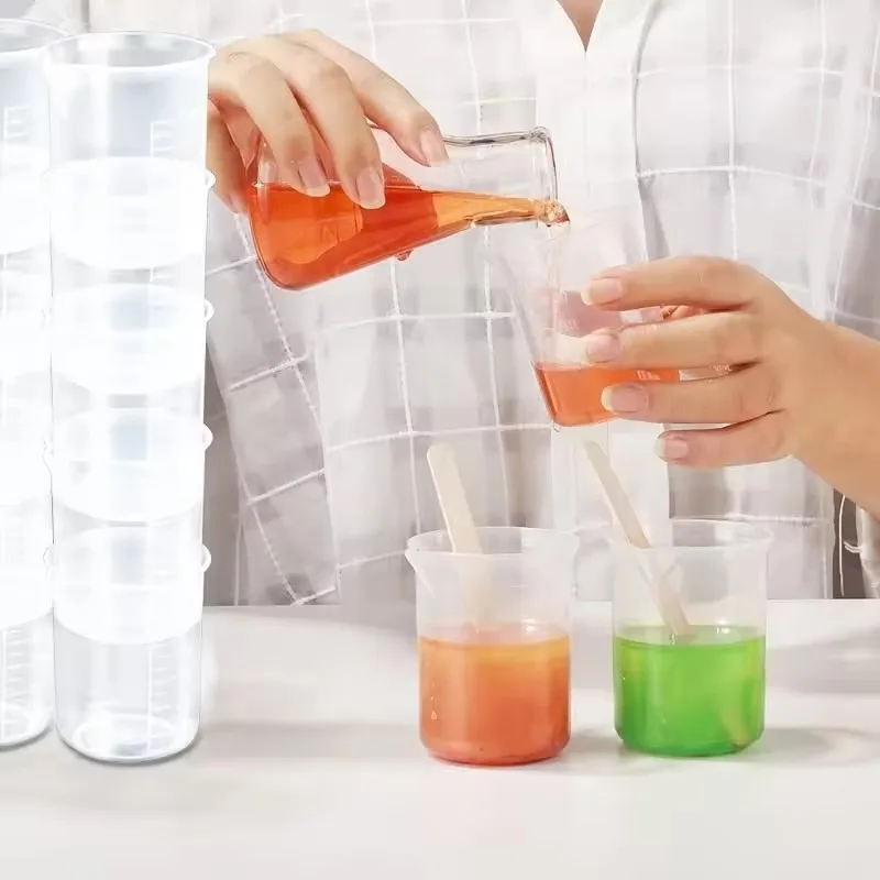 Contenitore per liquidi in plastica con misurino trasparente con scala Cilindro graduato Laboratorio scolastico Tazza di miscelazione Strumento da sbarra da cucina 100/50ML