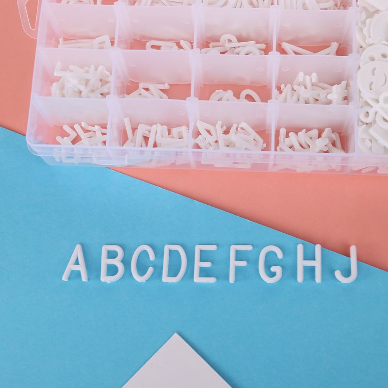 Carton de 713 lettres prédécoupées de 1 pouce et 3/4 caractères dans une boîte d&#39;organisation
