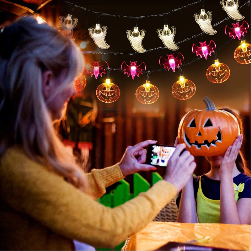 Halloween lichtsnoer met 10/20 led-lampjes, een lichtsnoer met led-lampjes, een pompoen, een skelet, een bot, een spook, een vleermuis en een spin.