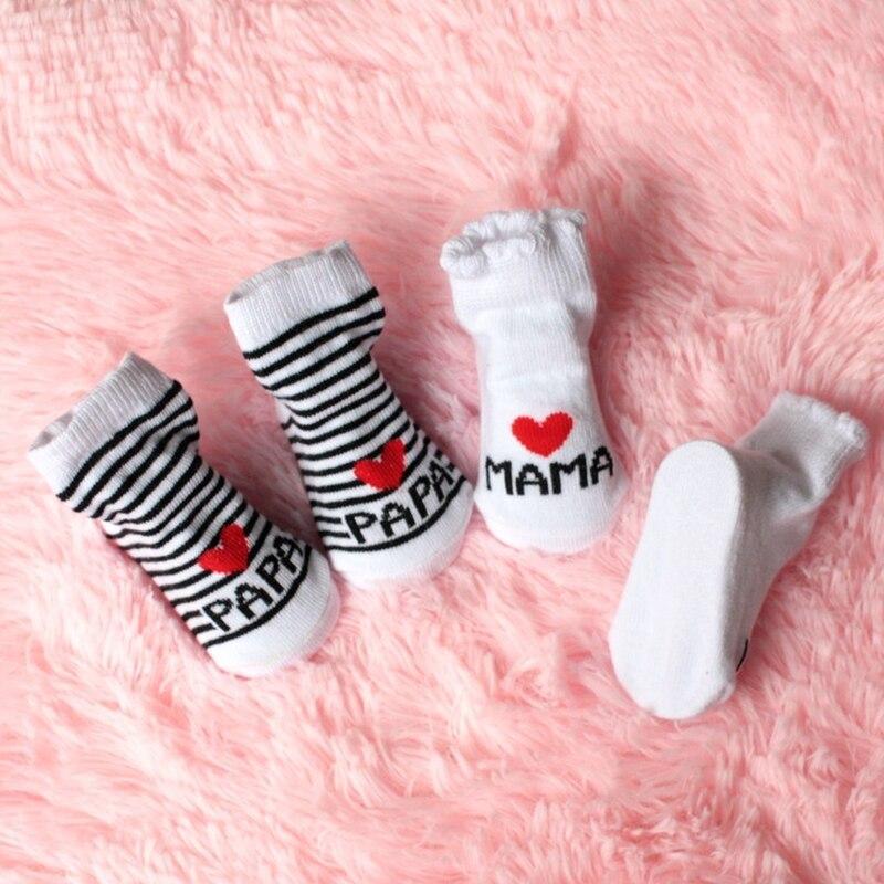 Baby Socken Baumwolle Infant Junge Mädchen Slip-beständig Boden Socken Liebe Mama Papa Brief Socken Anti-slip Sokken skarpetki Calcetines