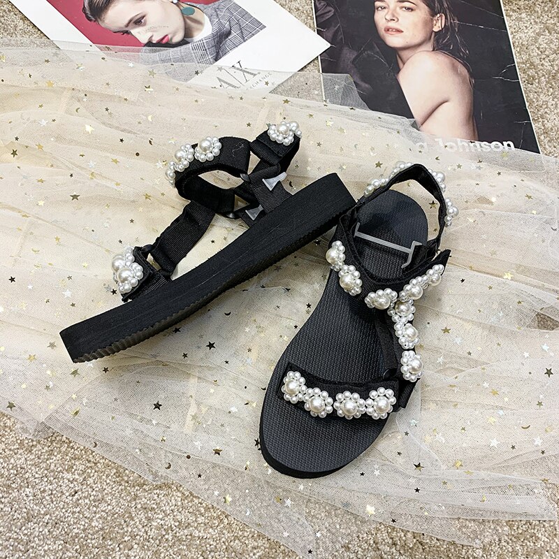 Nuevas sandalias de plataforma de perlas con gancho con forma de flor para Mujer, zapatos de playa con suela gruesa para Mujer, sandalias romanas de ocio, zapatos planos cómodos para Mujer