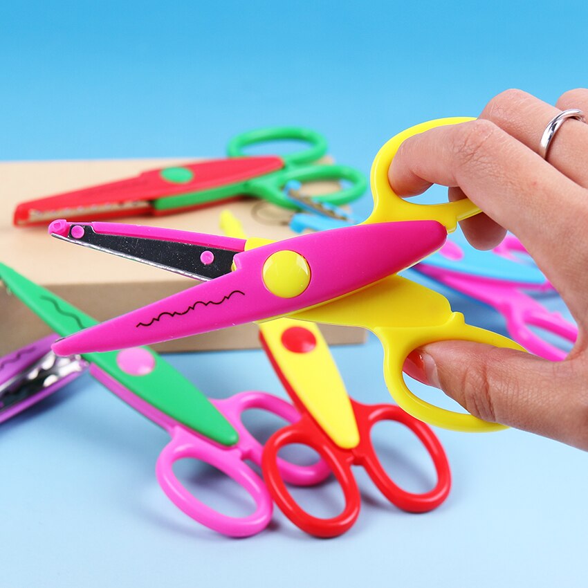 Tijeras de encaje de Metal y plástico para manualidades para niños, tijeras de colores para fotos y álbumes de recortes, decoración de diario de encaje de papel con 6 patrones, 1 ud.