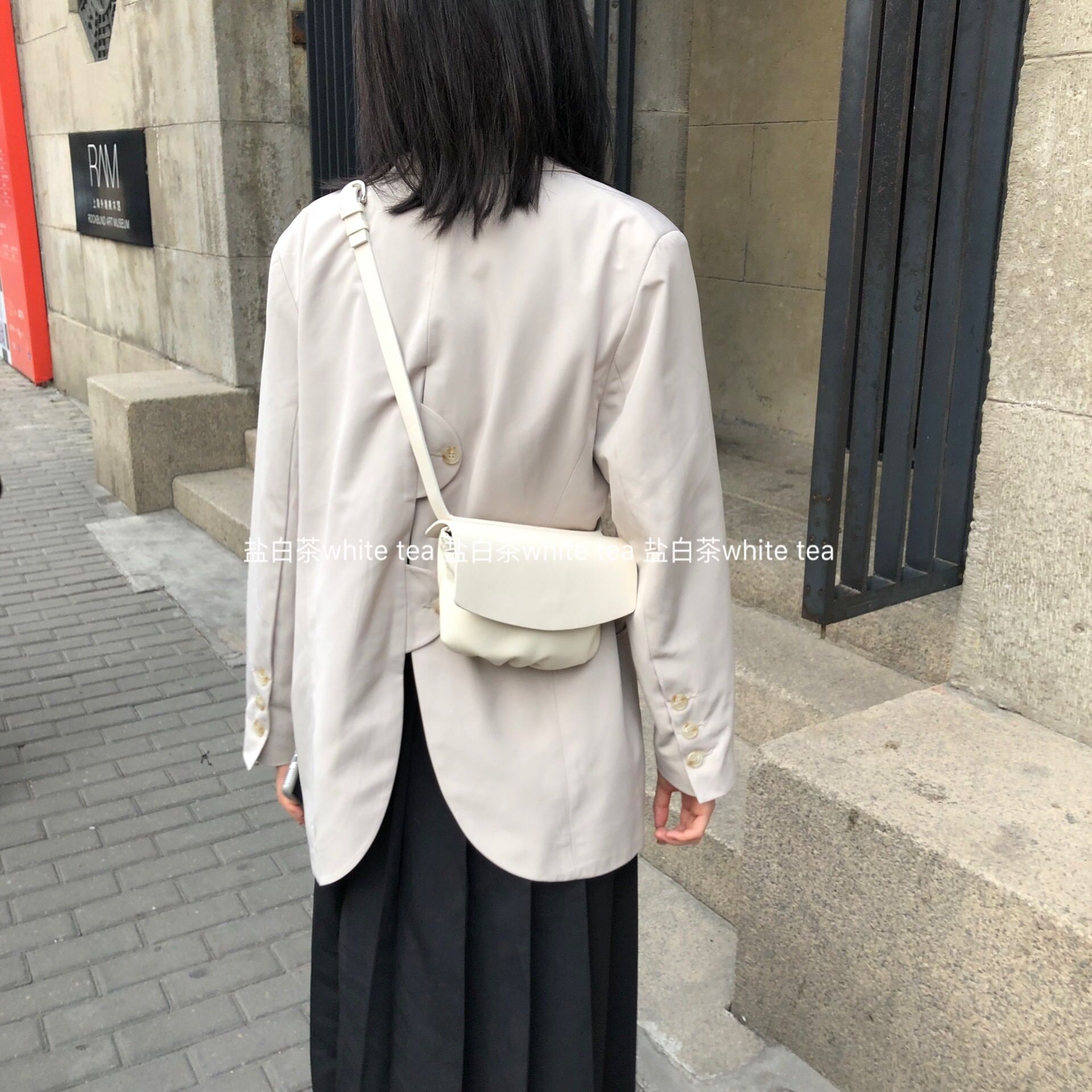 Women's bag Korean version versatile celebrity small satchel women's shoulder slung chest bag solid color retro jiaozi bag