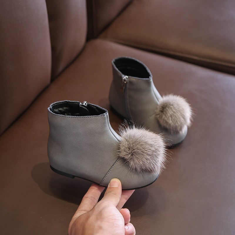 Cozullaa freundlicher herbst wildleder stiefeletten in unifarbe für babys und mädchen mit fellbommeln größe 21-30