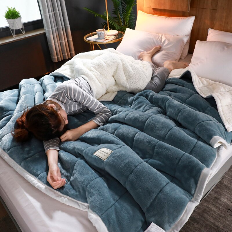 Super Weiche Warme Decke Luxus Drei-Schicht Dicke Quilten Einfarbig Bettdecke Korallen Vlies Hause Wirft Erwachsene Bett Abdeckung Winter: grau Blau 4 / 150X200cm 59x79Zoll