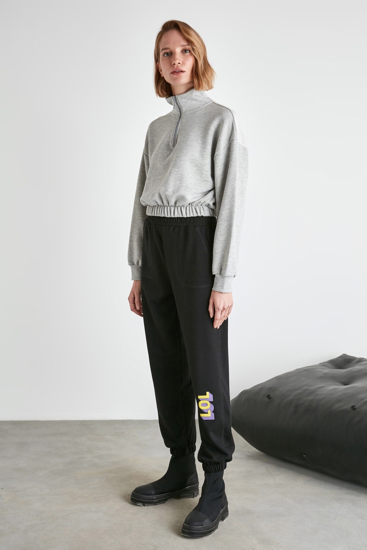 Trendyol impresso malha sweatpants twoaw21ea0318