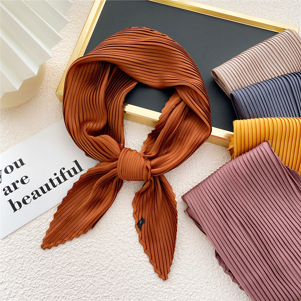 Bufanda de seda satinada pequeña para mujer, pañuelo triangular plisado de Color sólido para el cuello, banda para el pelo, lazos, Foulard femenino