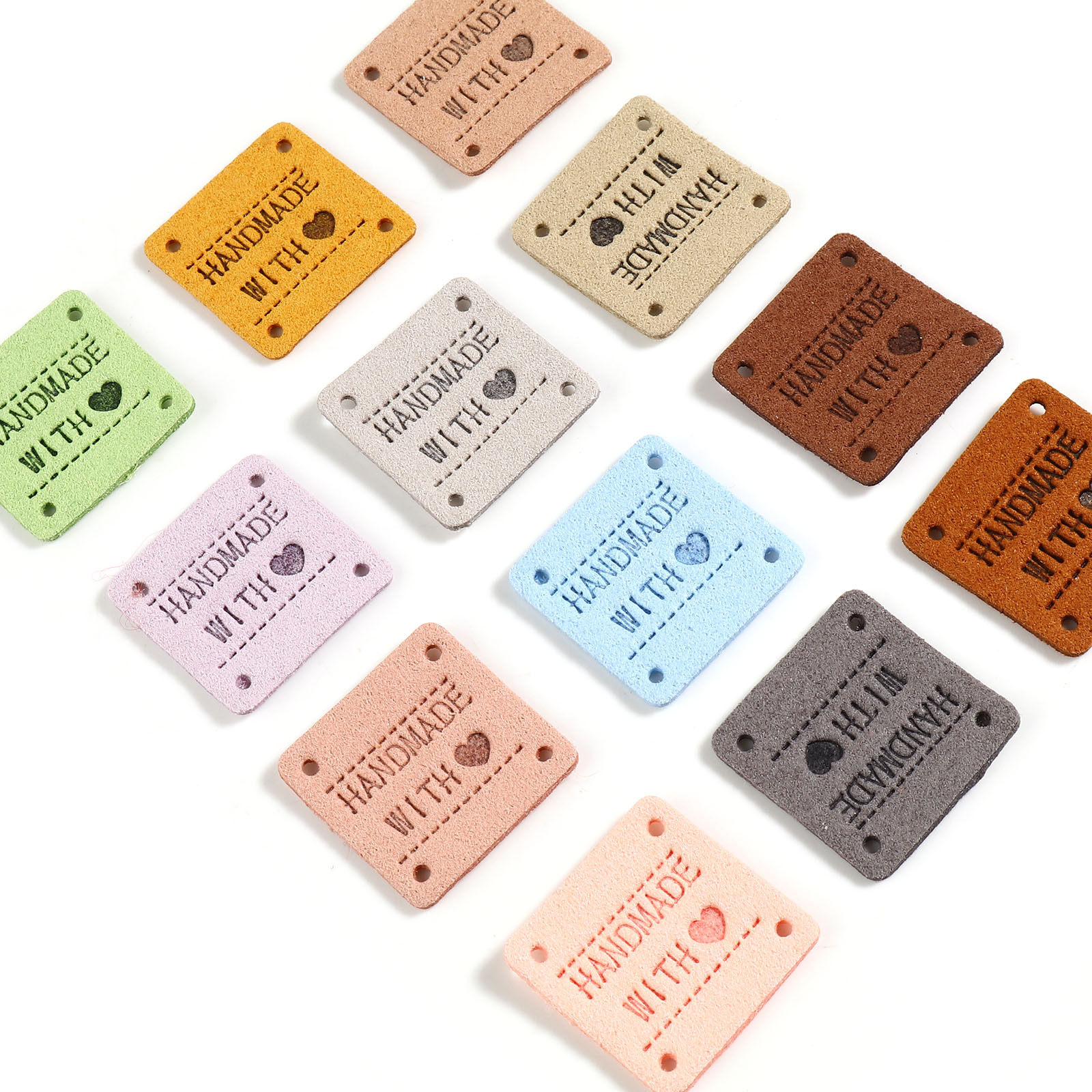 20 sztuk ręcznie wykonane z miłością odzież tłoczone etykiety sztuczny zamsz Lether etykiety tagi plac do szycia odzieży Knitting Tag 25x25mm