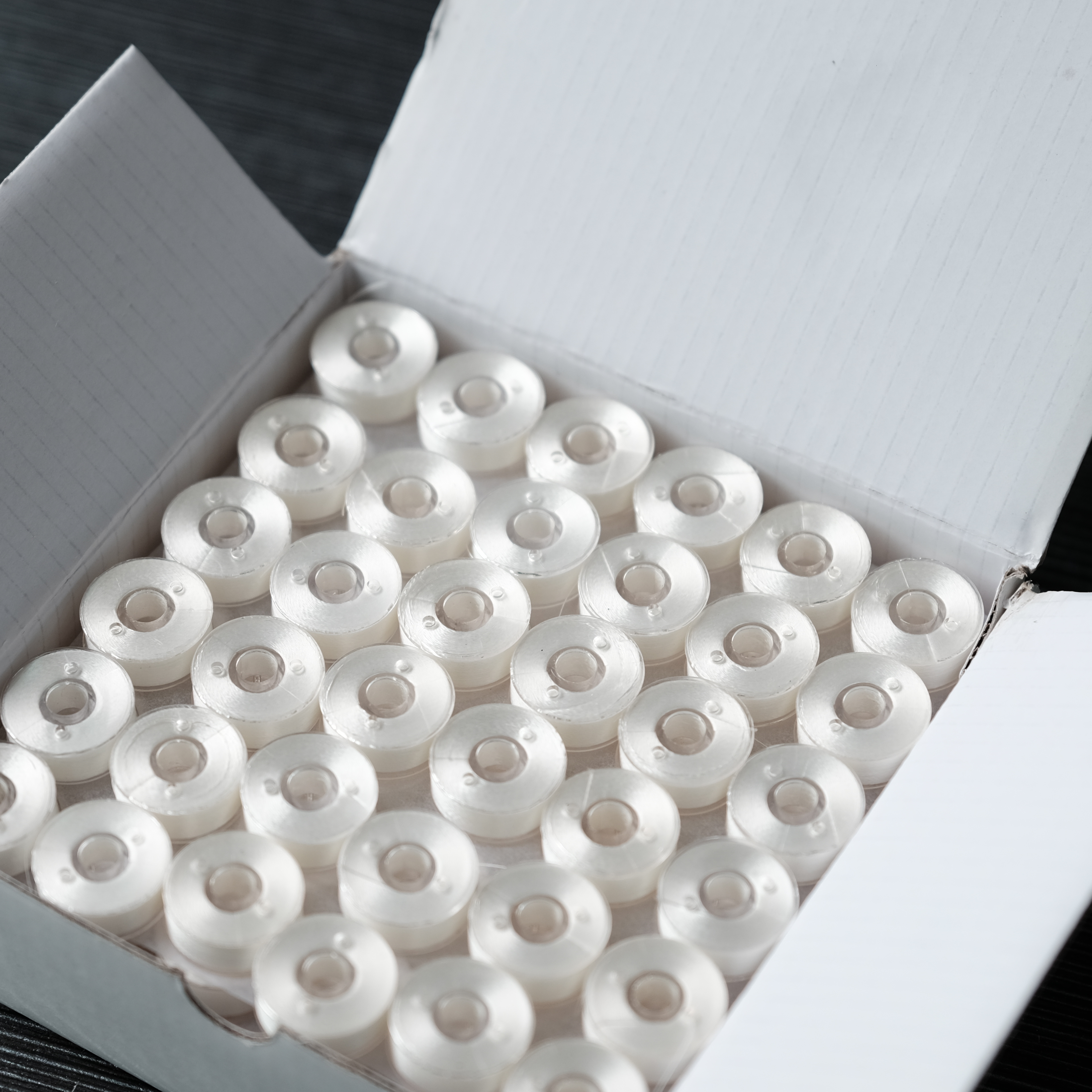 Size A Style Plastic Sided Prewound Bobbin Thread 75D/2 144PCS Per Box Polyester Machine Embroidery Underthread: White