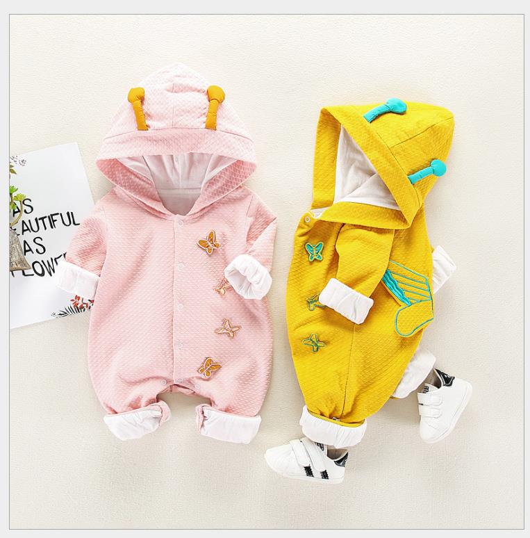 A borboleta da menina tem um casaco mais grosso