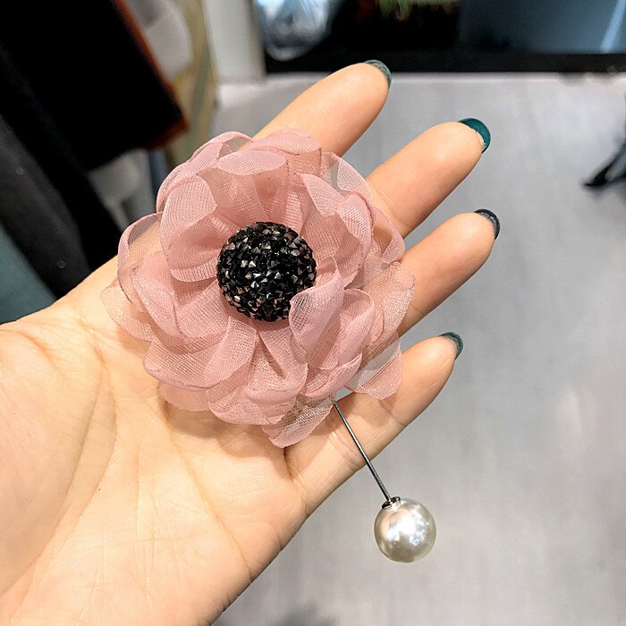 High-grade Fabric Yarn Flower Crystal Rhinestone Brooch Pins Suit Lapel Pin Long Needle Pearl Brooch Buckle Women Accessories: Pink