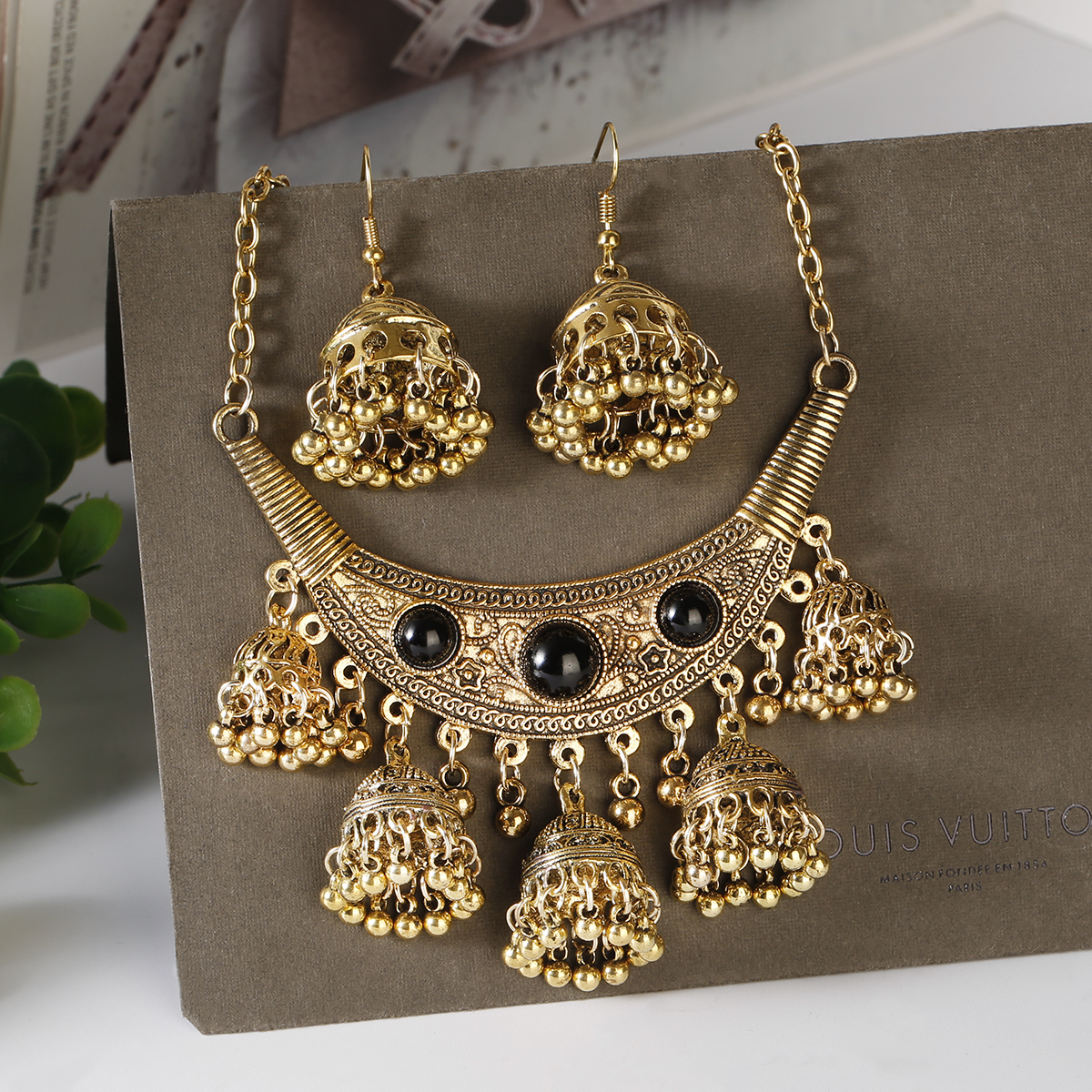 Luxury Retro Indian Jewelry Set Earring/Necklace Bijoux Wedding Jewelry Hangers Ethnic Carved Jhumka Earrings: Titanium Plated