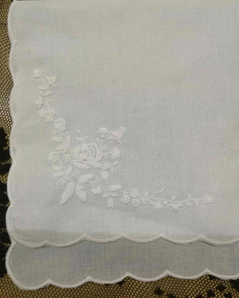 Set  of 12 vita bomull dam näsdukar 12- tums bröllopsnäsduk kvinnor näsduk med scallooed kanter &amp; broderade blommor