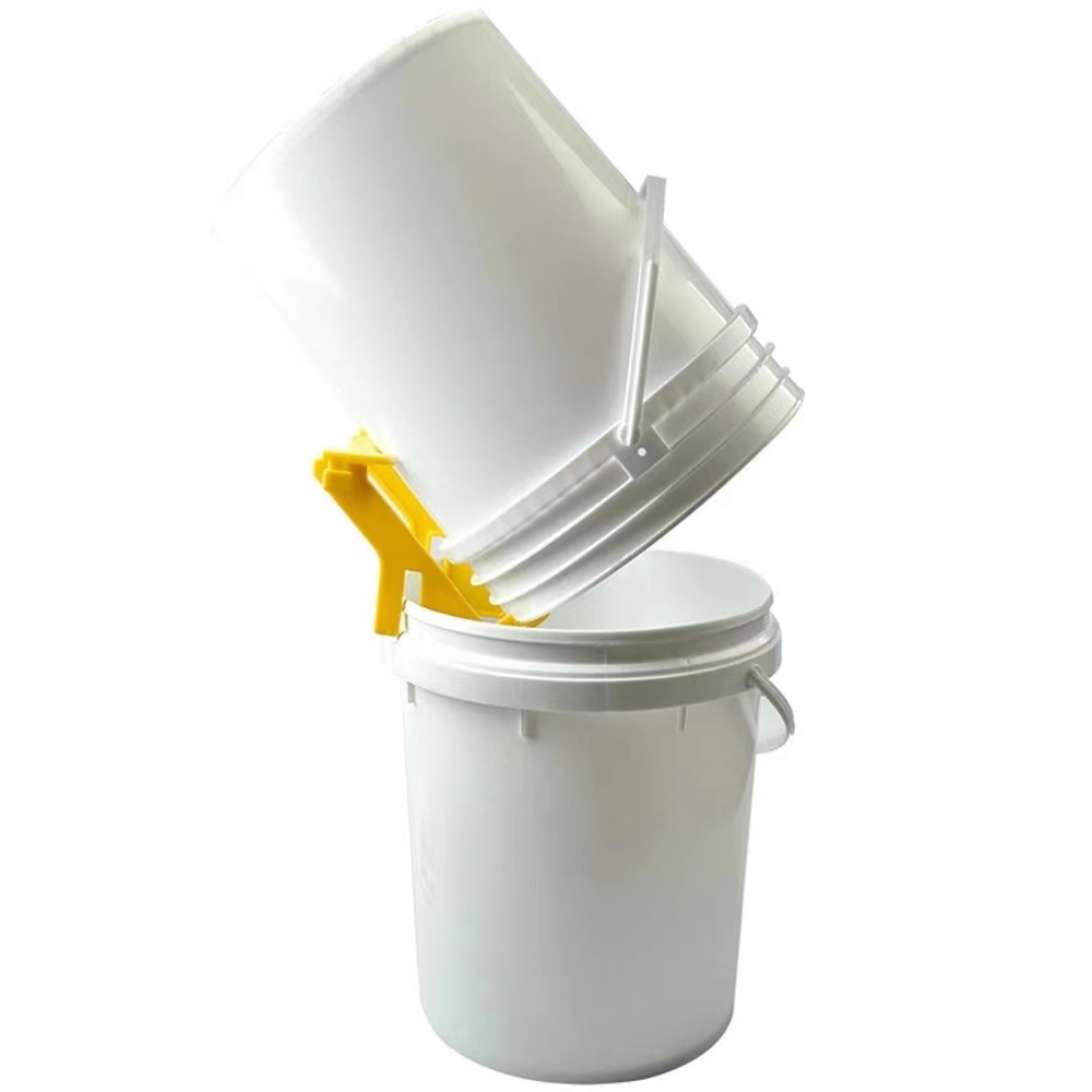 Supporto per secchio per miele da galloni per apicoltura Staffa in plastica Telaio per rack Grip Lift Strumenti per api Supporto per serbatoio per miele Attrezzatura per strumenti di supporto
