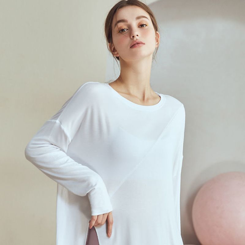 Sportliche damenbluse, locker fallend, figurformend, langärmelig, für sport, freizeit, laufen, pilates, fitness und yoga