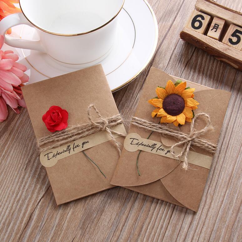 10 stuks/ diy kraftpapier handgemaakte gedroogde bloemen uitnodigingsgroetkaart met envelop kerst bruiloft verjaardag bedankjes kaarten