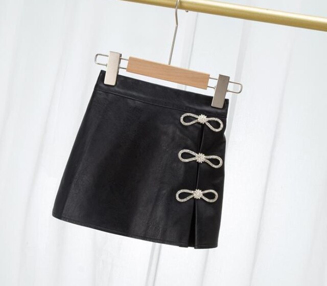 Falda de cuero sintético para niña, Falda corta con tachuelas de diamantes, nueva falda para Otoño e Invierno: Negro / 110