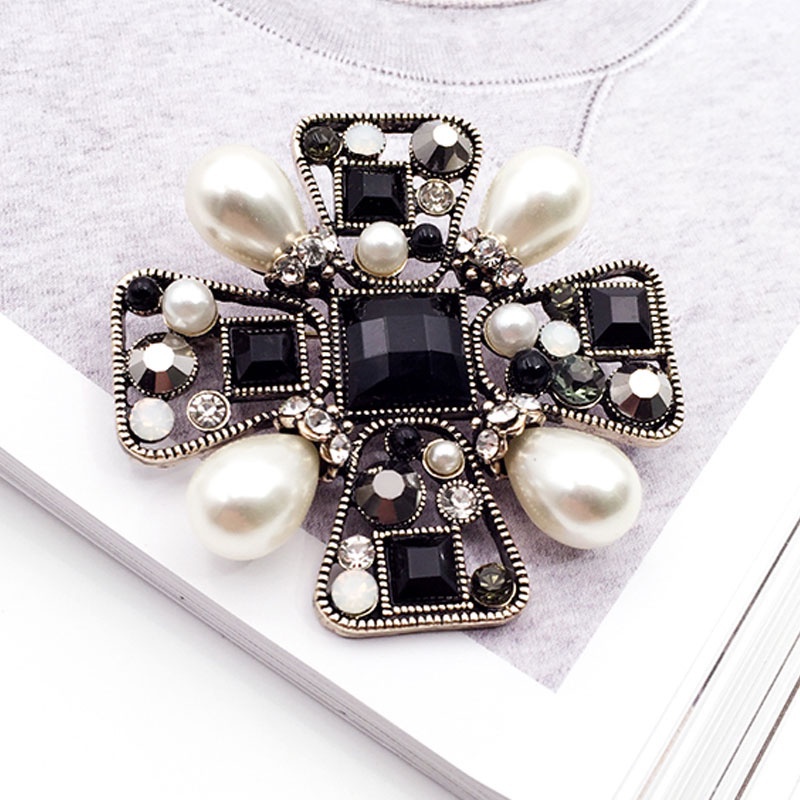 Retro Luxe Vrouwen Strass Kruis Barokke Broche Elegante Parel Sieraden Broches Pins Broche Voor Vrouwen Jas Jurk: Licht Geel Goud Kleur