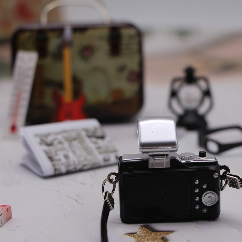 1:12 Mini DIY Kamera Buch Koffer Gitarre Glas Puppenhaus Miniatur Reise Bausatz freundlicher vorgeben Spielen Spielzeug Möbel Zubehör