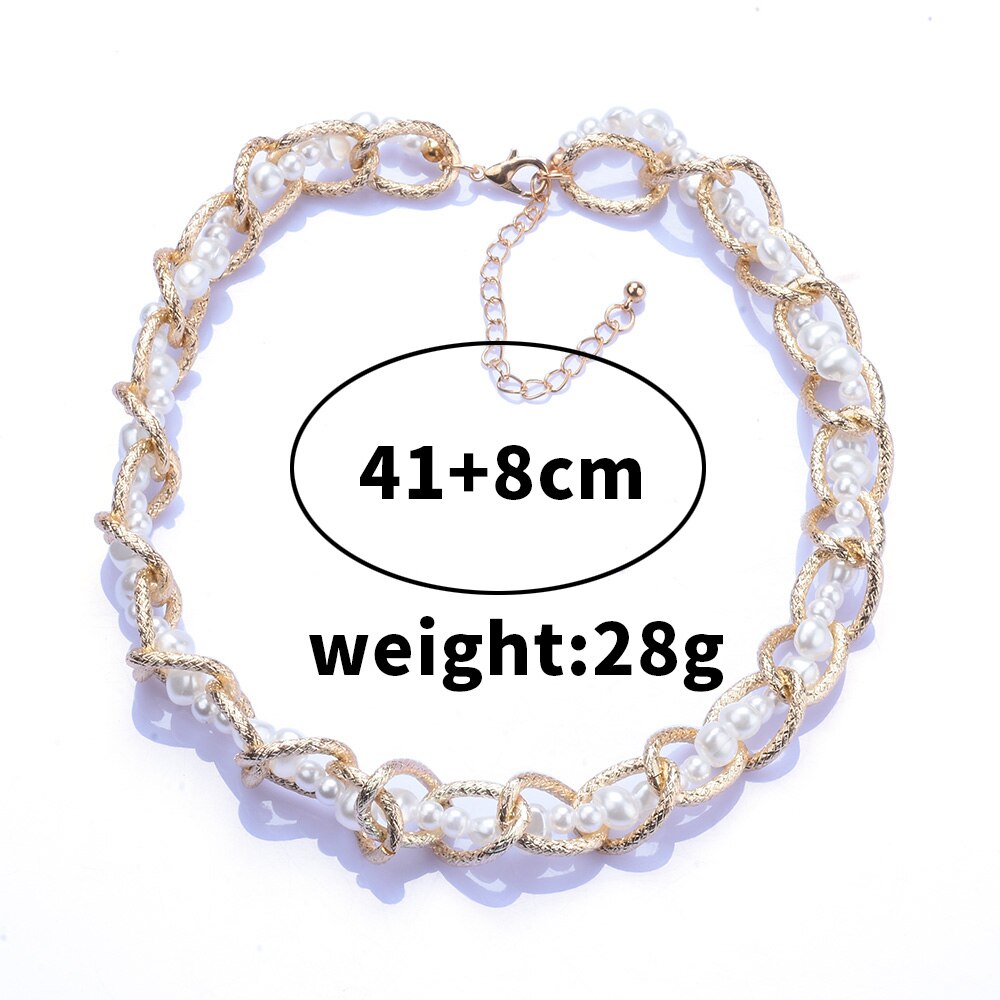Kurze choker-halskette aus 2022 za goldfarbenen metallgliedern mit kunstperlen – ein modisches statement-schmuckstück für damen.