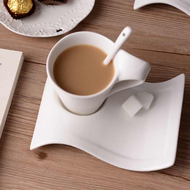 Vågkeramik snygg kaffekopp och tefatuppsättning europeiskt litet lyxigt par 200 ml kaffekopp