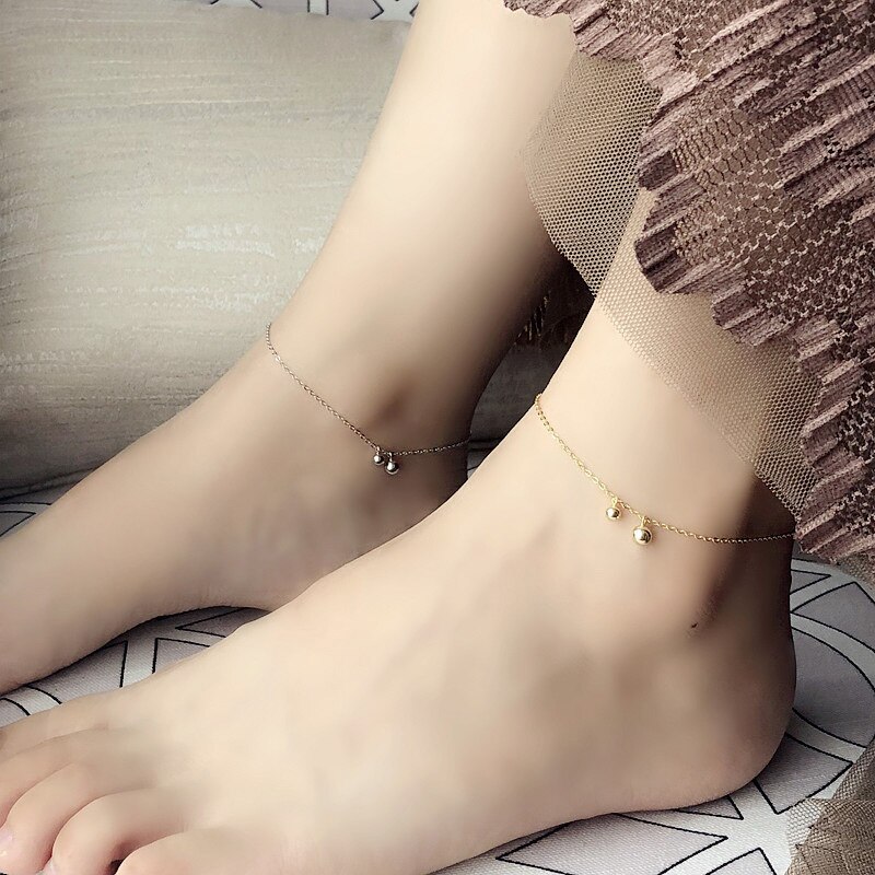 925 exquisite fußkettchen aus sterlingsilber mit kleinen runden perlenanhängern – schlichter, sommerlicher boho-schmuck für damen.