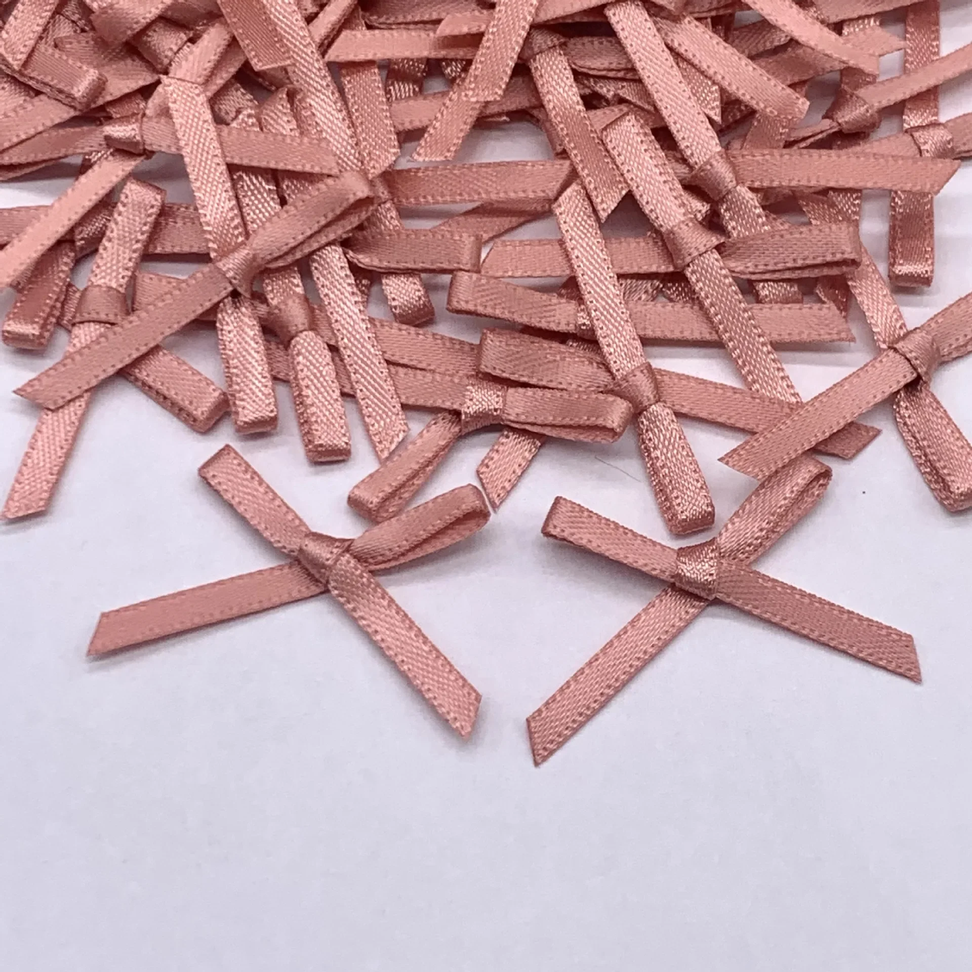 100 Uds Mini cinta de raso flores lazos lazos artesanía Scrapbooking adorno proyectos de bricolaje pajaritas decoración pinzas para el cabello lazos para el cabello de mascotas