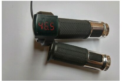 Twist throttle met digitale display 12-84v voor elektrische scooter onderdelen bike accessoire driewieler rolling stuur MTB voltmeter: Zilver